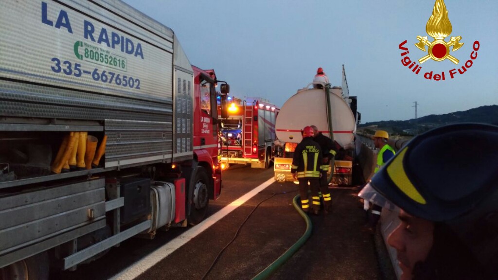 INCIDENTE SULL’A12: COINVOLTA UN’AUTOCISTERNA CHE TRASPORTAVA BENZINA