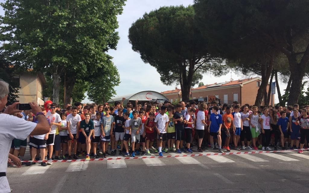 LA SCUOLA FINISCE… IN MARATONA. A COLLESALVETTI ALUNNI E DOCENTI, FAMIGLIE E PAESANI IN MARCIA PER LE VIE
