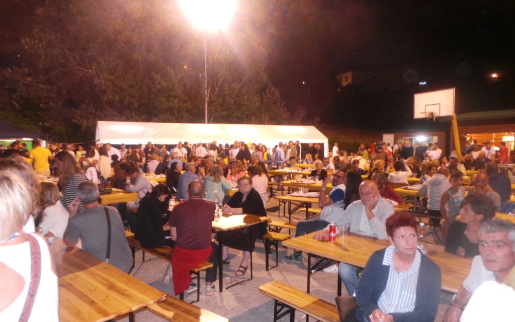 NUGOLA: PIENONE ALL’AREA FESTE PER “BIRRA SOTTO LE STELLE”. E LA FRAZIONE DIVENTA UNA PICCOLA BAVIERA