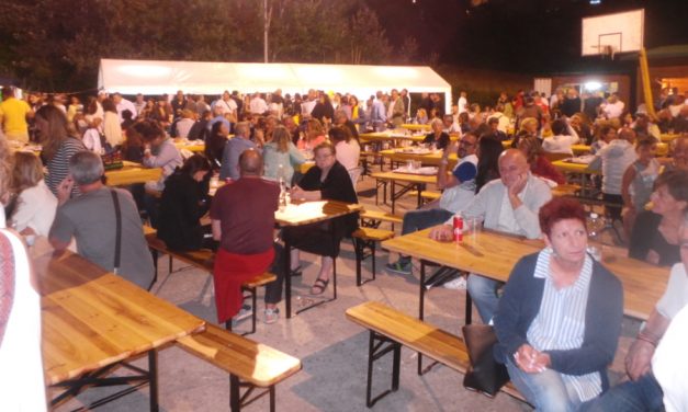 NUGOLA: PIENONE ALL’AREA FESTE PER “BIRRA SOTTO LE STELLE”. E LA FRAZIONE DIVENTA UNA PICCOLA BAVIERA