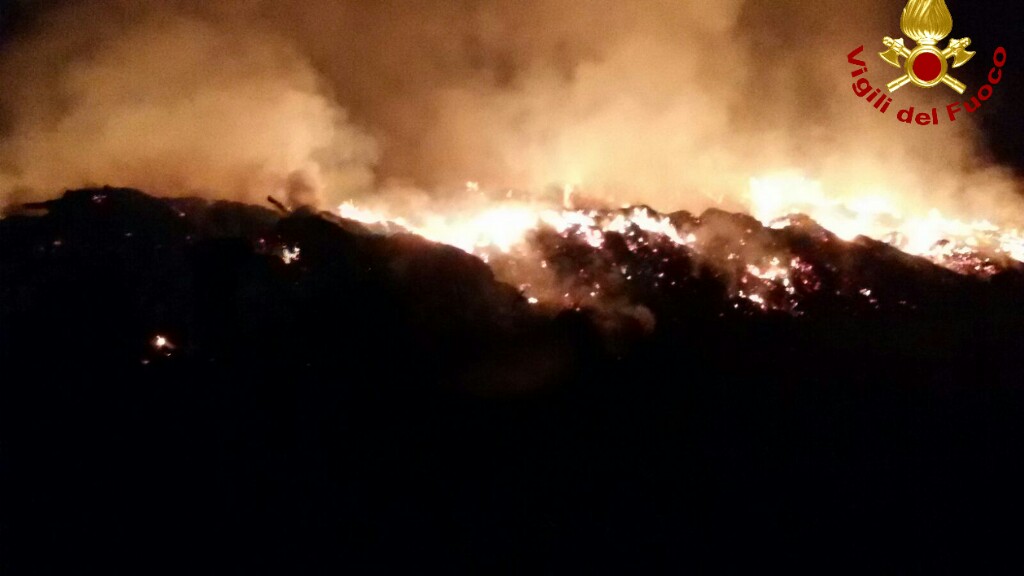VASTO INCENDIO A GRECCIANO. LE FIAMME VISIBILI ANCHE DA VICARELLO: PAURA NELLA NOTTE