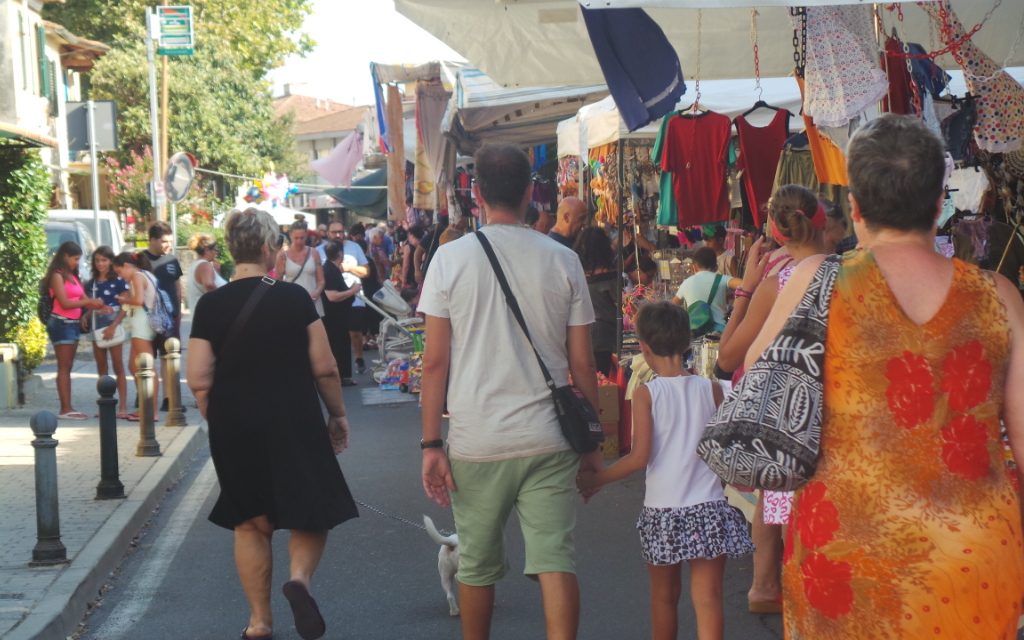 ALLA FIERA PAESANA DI VICARELLO TUTTI IN STRADA SFIDANDO IL GRANDE CALDO