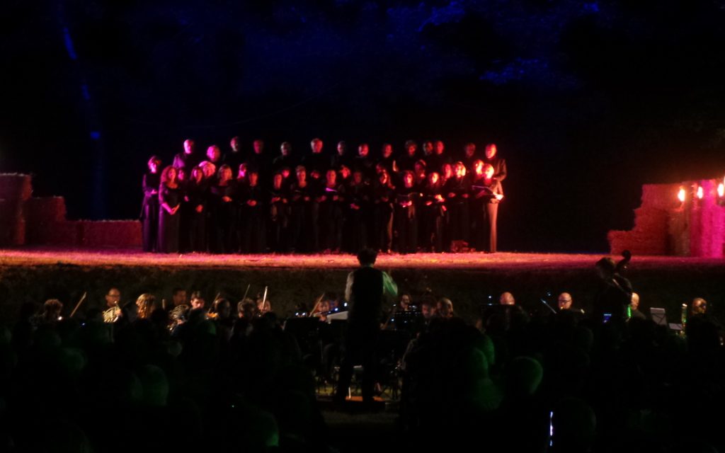 MUSICA E PAESAGGIO: A GUASTICCE CON “OPERA AL LAGO” NOTE E PANORAMA SI FONDONO IN ARMONIA