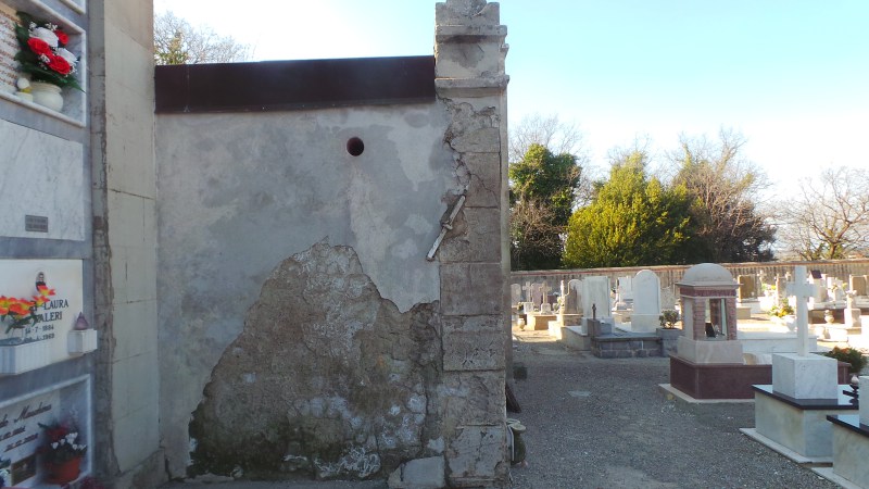 A 2 ANNI DALLA SEGNALAZIONE IL CIMITERO DI GUASTICCE VERSA ANCORA IN CONDIZIONI FATISCENTI