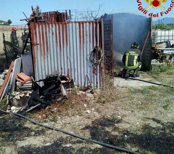 PICCOLO INCENDIO IN UNA BARACCA A COLLESALVETTI