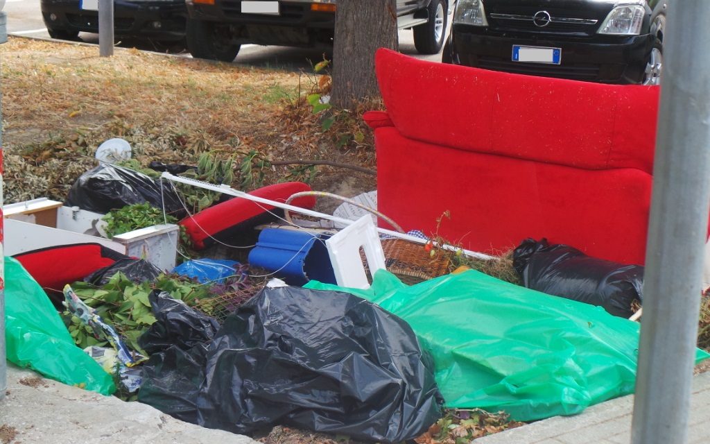 “LA BUCA DELL’IMMONDIZIA DI VIA MONTEBIANCO”: STORIE D’ORDINARIA INCIVILTÀ A GUASTICCE