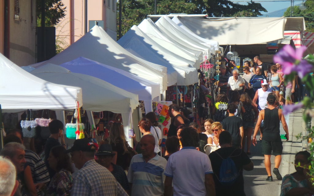 LA FIERA PAESANA ANIMERÀ COLLESALVETTI CON GIOCHI IN LEGNO ED ARTISTI DI STRADA