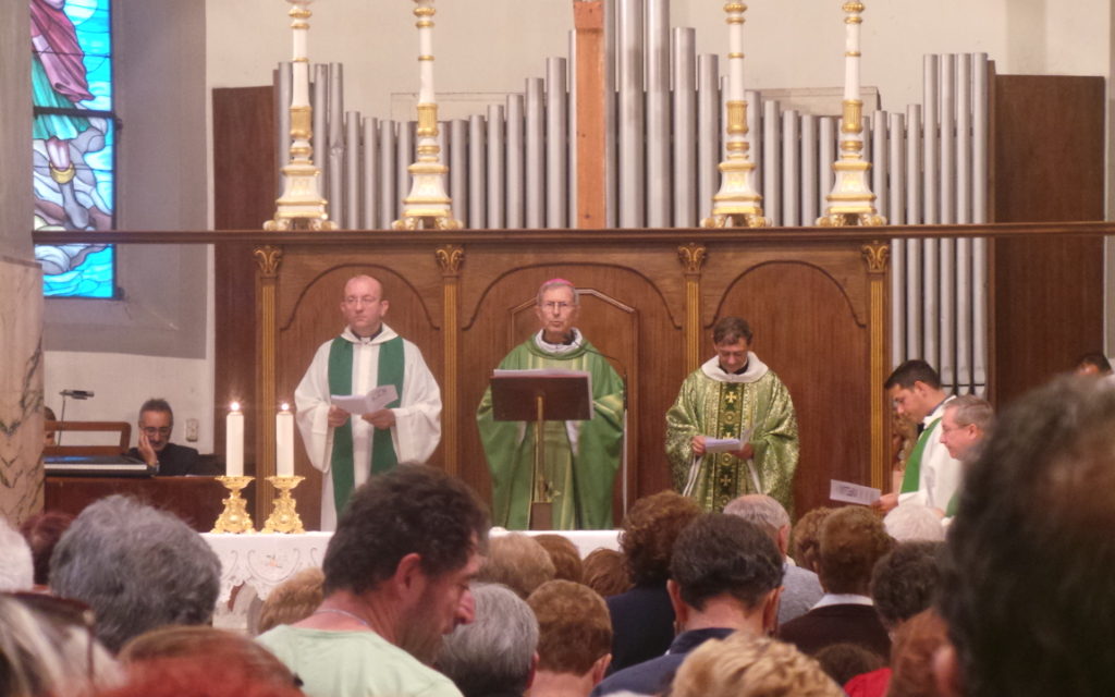 PIENONE IN CHIESA A VICARELLO PER LA MESSA DI INSEDIAMENTO DI DON ANTONIO RATTI