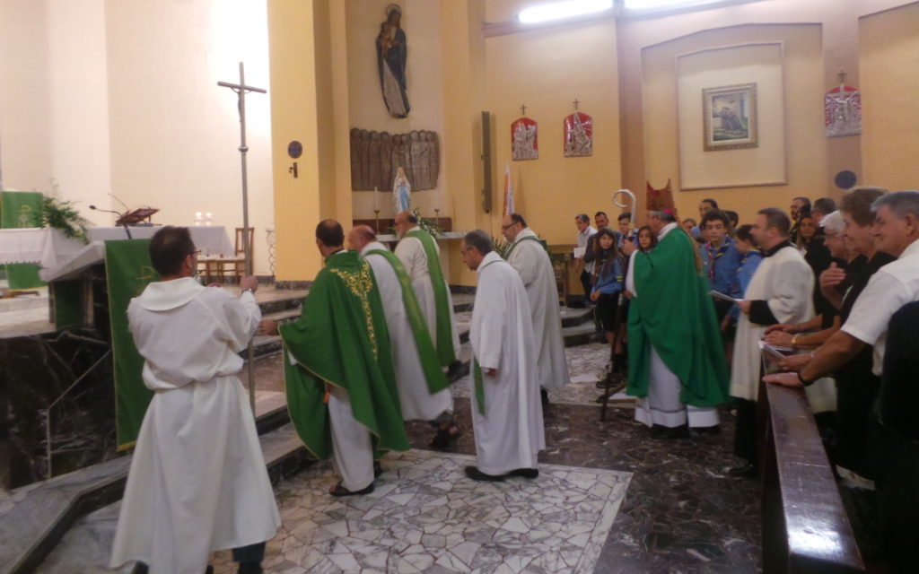 DON RAMON SI INSEDIA UFFICIALMENTE ALLA PRESENZA DEL VESCOVO. IL DISCORSO DEL NUOVO PARROCO. LA FOTOGALLERY