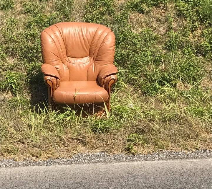 BIZZARRIE COLLIGIANE: LA NUOVA “FERMATA DELL’AUTOBUS” A MORTAIOLO È UNA POLTRONA SULL’ARGINE DEL TORA