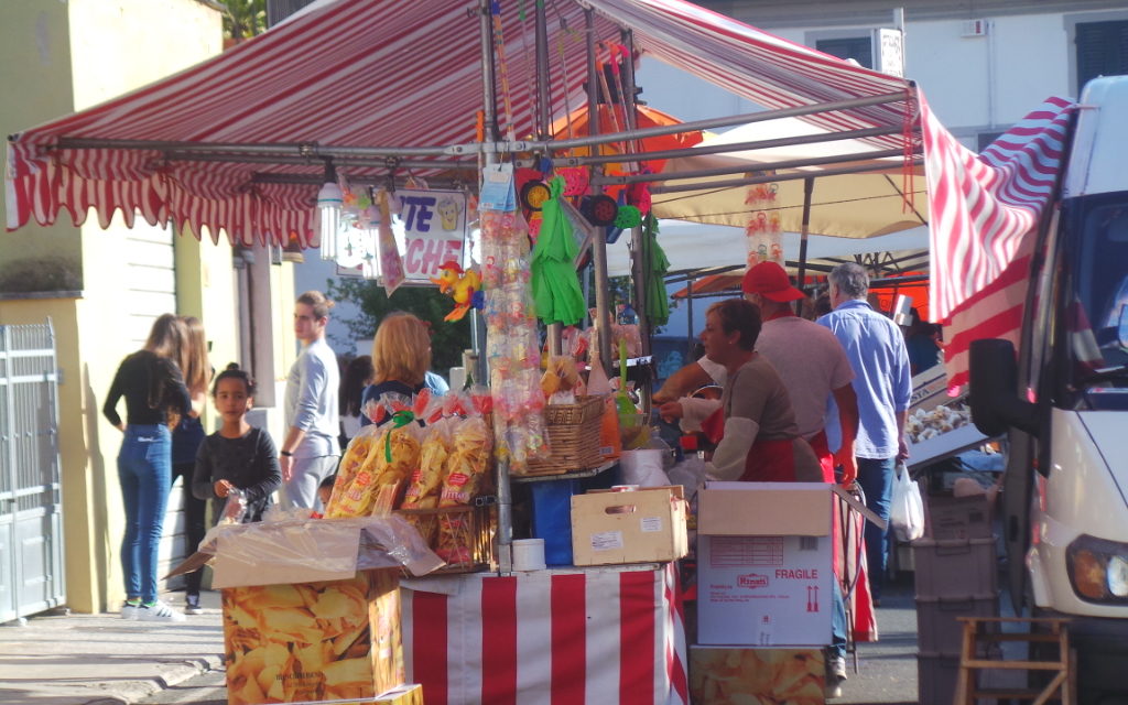 ALLA FIERA PAESANA DI GUASTICCE SEMPRE MENO BANCHI. CI SI INTERROGA SUL PERCHÉ. UNA RAGIONE ECONOMICA?