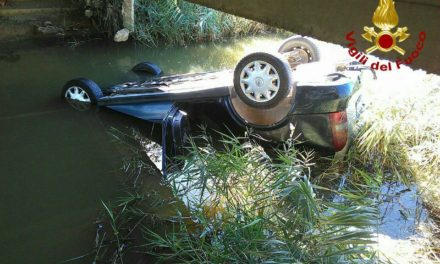 STAGNO: ANZIANO IN AUTO FINISCE NEL FOSSO. CON L’ACQUA ALLA GOLA, VIENE SALVATO DAI CARABINIERI CHE SI GETTANO