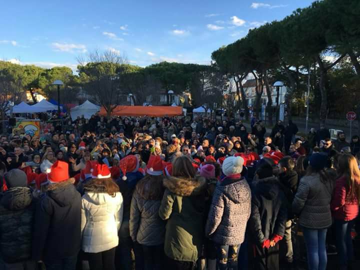 UN FIUME DI GENTE IN STRADA PER IL “NATALE A STAGNO”