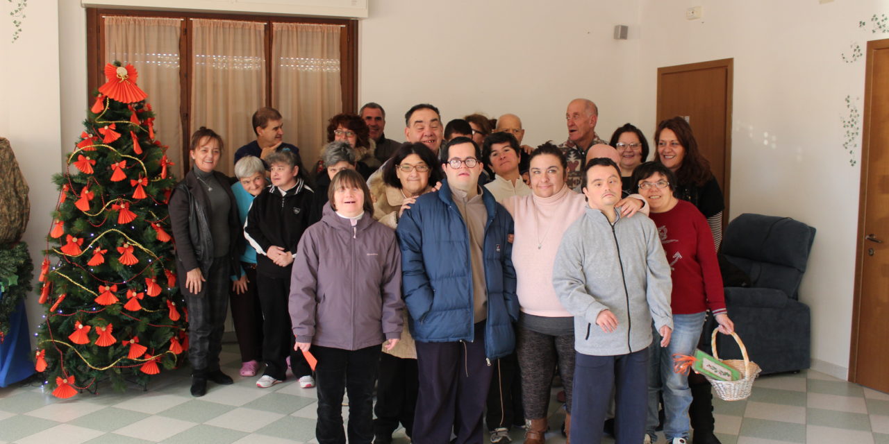 I RAGAZZI DELLA CASA FAMIGLIA FESTEGGIANO L’IMMINENTE ARRIVO DEL NATALE CON L’ACCENSIONE DELL’ALBERO