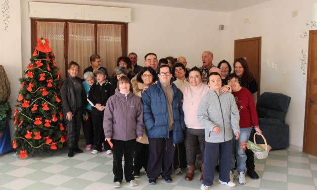 I RAGAZZI DELLA CASA FAMIGLIA FESTEGGIANO L’IMMINENTE ARRIVO DEL NATALE CON L’ACCENSIONE DELL’ALBERO