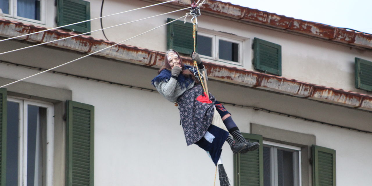 A COLLESALVETTI LA BEFANA TORNERÀ A CALARSI DALLA TORRE DEL MUNICIPIO