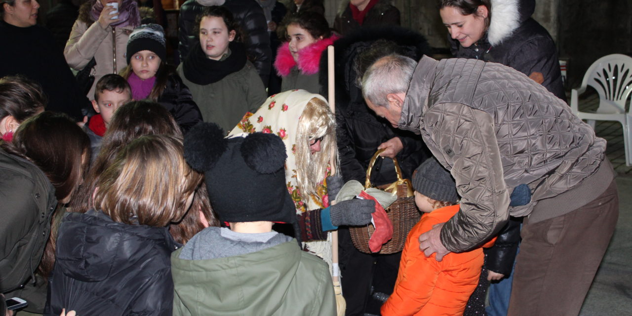 A GUASTICCE LA BEFANA DONA LE CALZE AI BAMBINI E LORO CONTRACCAMBIANO SCALDANDOLA COL FUOCO