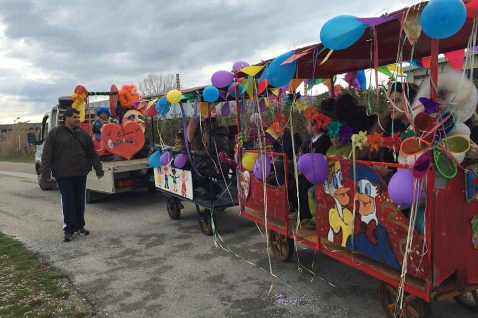 DIVERTIMENTO E AGGREGAZIONE PER GRANDI E PICCINI AL CARNEVALE DI STAGNO CON LA SFILATA DEI CARRI