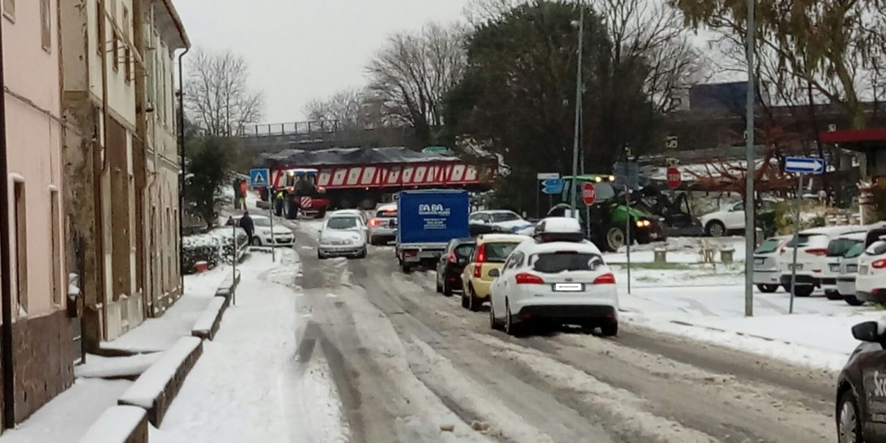 TIR BLOCCATO IN MEZZO ALLA STRADA A STAGNO VECCHIO