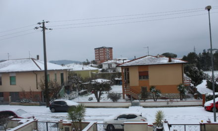 LA NEVE IMBIANCA IL TERRITORIO COLLIGIANO. E C’È CHI SI DIVERTE A FARE IL PUPAZZO