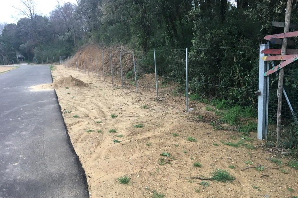 STAGNO, ALLA PISTA “IVO MANCINI” MONTATE DAI VOLONTARI LE RETI DI RECINZIONE DELL’AREA