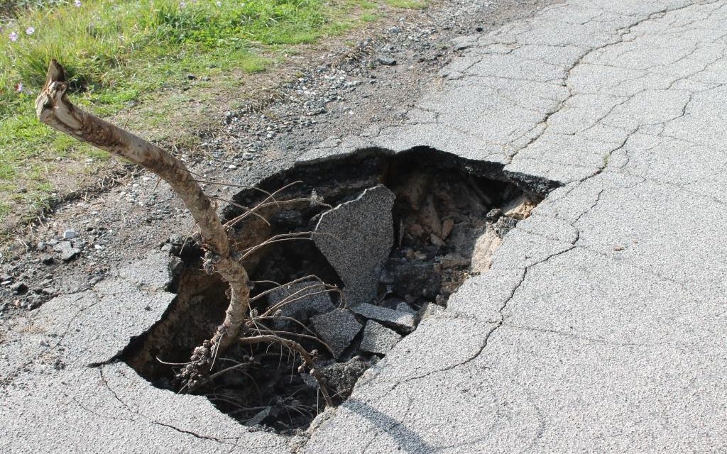 LE FOTO DELLA VORAGINE DI CASTELL’ANSELMO. MA LA STRADA È MESSA MALE ANCHE IN ALTRI PUNTI