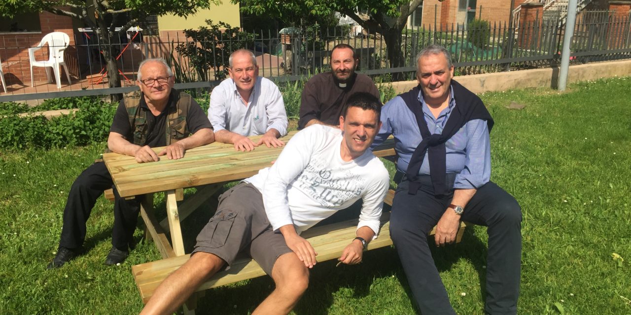 A GUASTICCE DUE NUOVI TAVOLI DA PIC-NIC NEL GIARDINETTO VICINO ALLA CHIESA E NELL’AREA VERDE DEL BOCCIODROMO