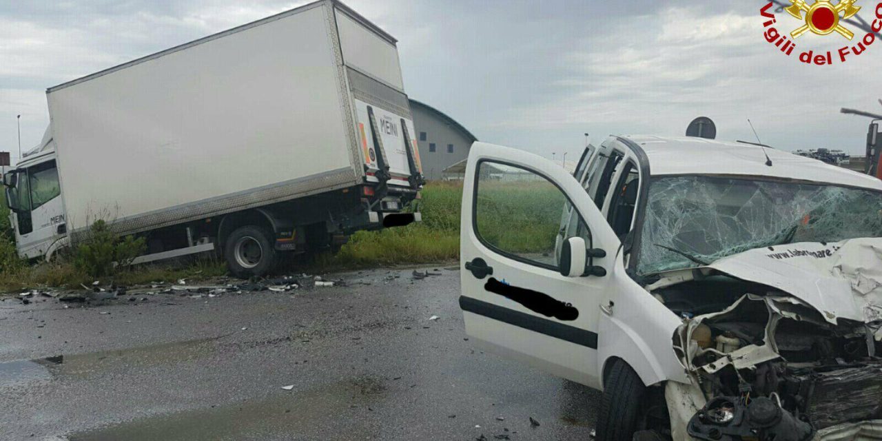 INCIDENTE A GUASTICCE: SCONTRO AUTOCARRO-FURGONCINO. NECESSARIO L’INTERVENTO DELL’AUTOGRU