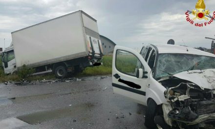 INCIDENTE A GUASTICCE: SCONTRO AUTOCARRO-FURGONCINO. NECESSARIO L’INTERVENTO DELL’AUTOGRU