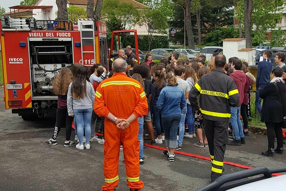 ALLA SCUOLA DI COLLE PER IMPARARE A “VIVERE SICURI”