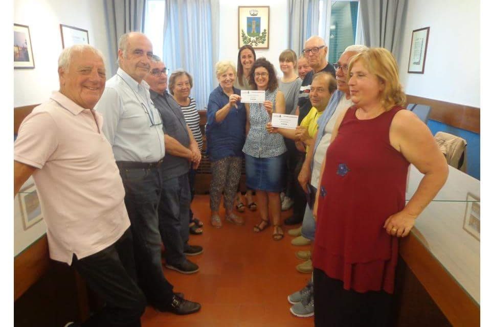 910 € IL RICAVATO DELLA FESTA DELLE ASSOCIAZIONI, DONATO AI DUE ISTITUTI SCOLASTICI DEL TERRITORIO