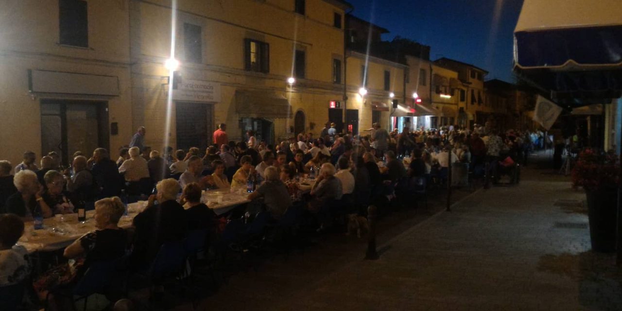 A VICARELLO L’ESTATE ENTRA NEL VIVO ALL’INSEGNA DELL’AGGREGAZIONE CON LA CENA “PER LA VIA”