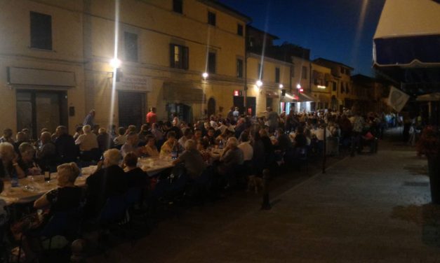 A VICARELLO L’ESTATE ENTRA NEL VIVO ALL’INSEGNA DELL’AGGREGAZIONE CON LA CENA “PER LA VIA”