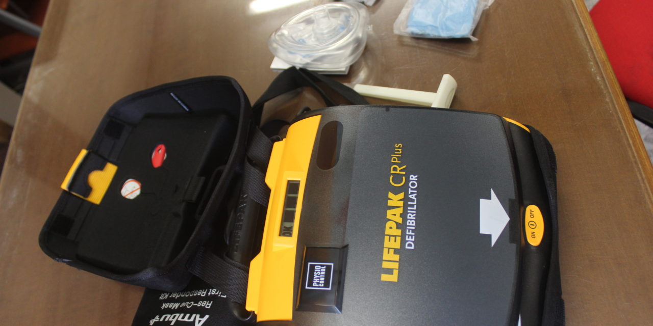 FAMIGLIA COLLIGIANA DONA DEFIBRILLATORE ALLA PUBBLICA ASSISTENZA, CHE ORGANIZZA CORSI AL PUBBLICO
