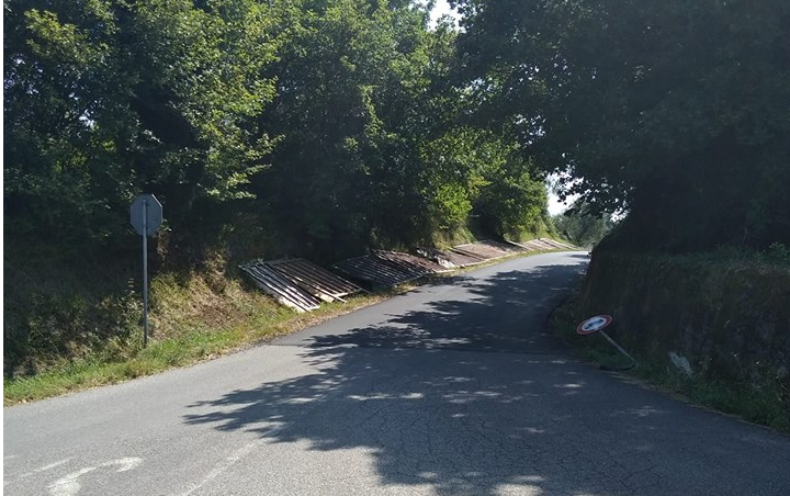 CARTELLONI ELETTORALI AMMASSATI SUL CIGLIO DELLA STRADA. L’ASSESSORE: «ABBIAMO PROBLEMI CON IL CAMIONCINO»