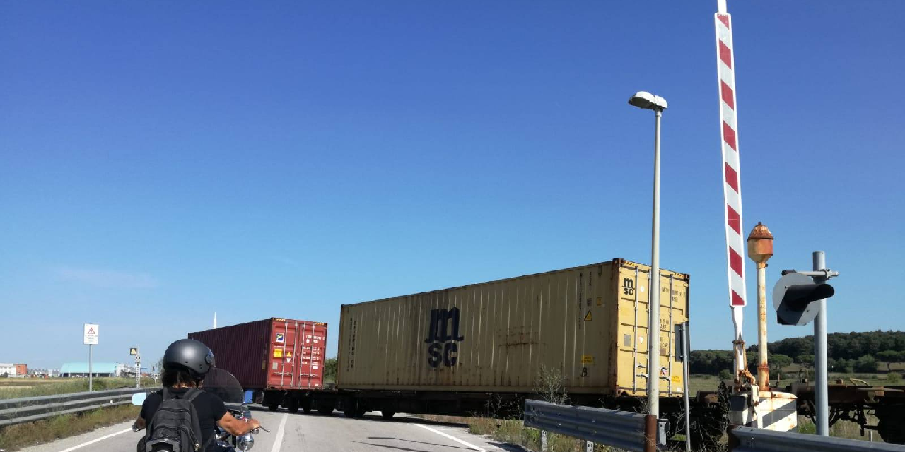 PASSAGGIO A LIVELLO SULLA 555: ANCORA CAOS E DISAGI. IL SINDACO BACCI: «COSÌ NON SI PUÒ PIÙ ANDARE AVANTI»