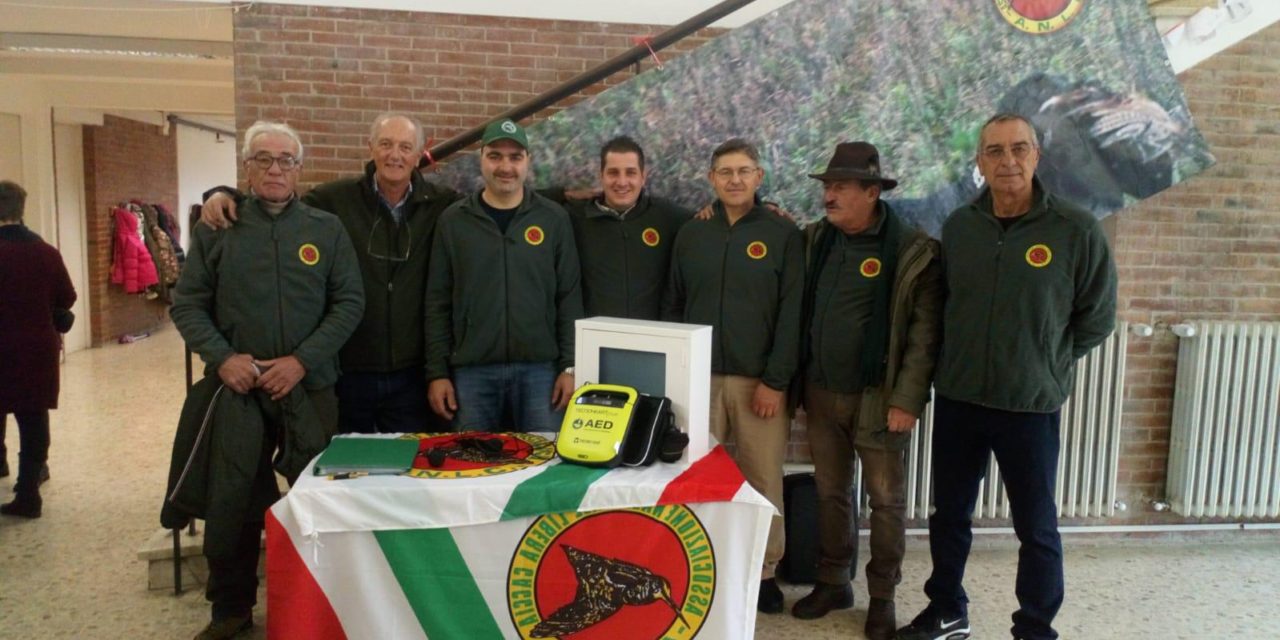 L’ASSOCIAZIONE LIBERA CACCIA DONA UN DEFIBRILLATORE ALLA SCUOLA ELEMENTARE DI VICARELLO