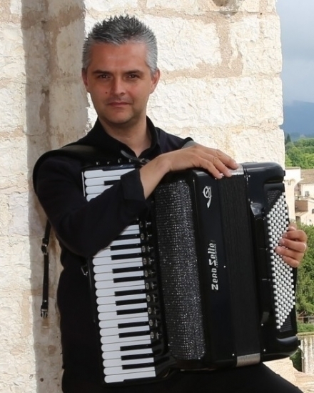 L’INSEGNANTE DELLA SCUOLA SCHUMANN, IL FISARMONICISTA M° SIGNORINI, DOCENTE A TRIESTE ED AVELLINO