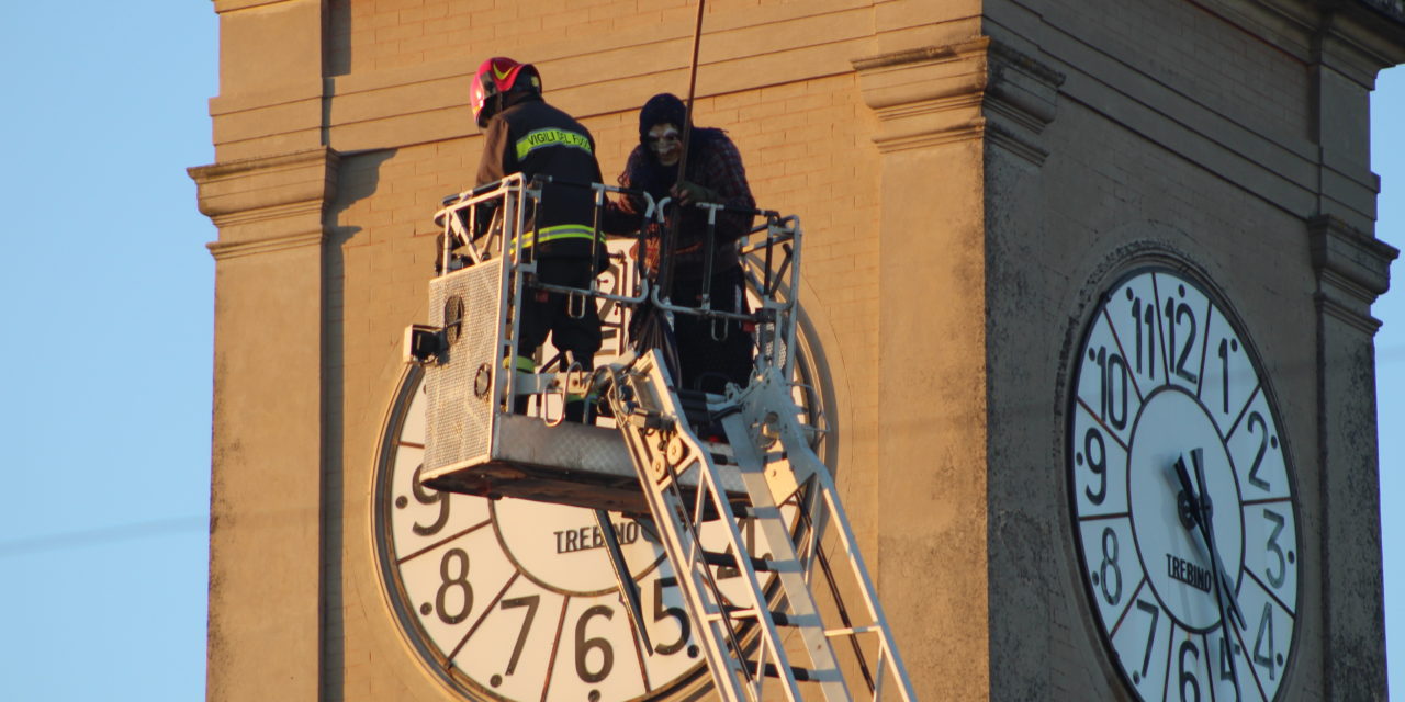 LA BEFANA VOLA SUI CIELI DI COLLESALVETTI E SCENDE DALLA TORRE CIVICA PER DONARE CALZE AI BIMBI