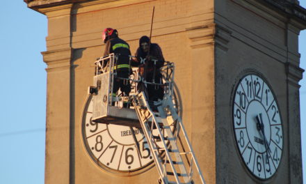 LA BEFANA VOLA SUI CIELI DI COLLESALVETTI E SCENDE DALLA TORRE CIVICA PER DONARE CALZE AI BIMBI