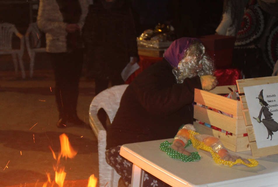 A GUASTICCE UNA BEFANA SCALDATA DAL FUOCO PORTA DONI AI PICCOLI DEL PAESE