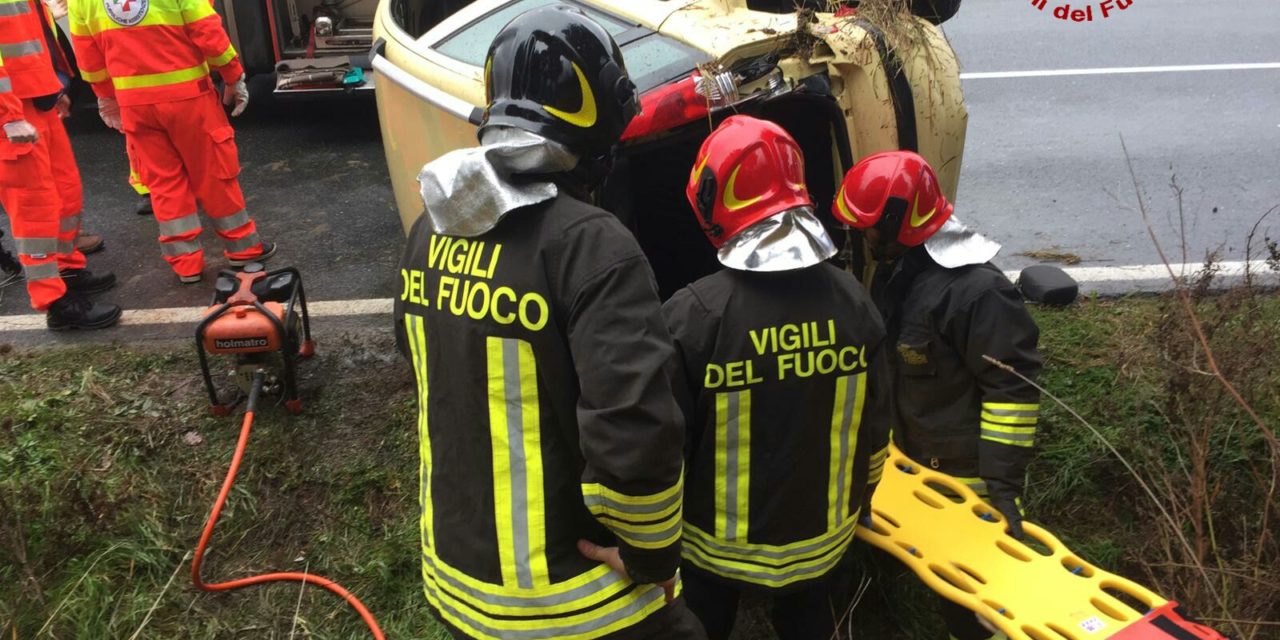 AUTO SI RIBALTA LUNGO VIA DELLE SORGENTI
