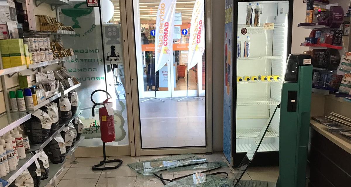 FURTO ALLA FARMACIA DI STAGNO: «IL MALVIVENTE ROMPE LA VETRATA CON UN TOMBINO»
