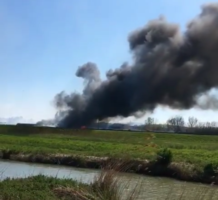 INCENDIO DI VEGETAZIONE: UNA COLONNA DI DENSO FUMO NERO PREOCCUPA I RESIDENTI