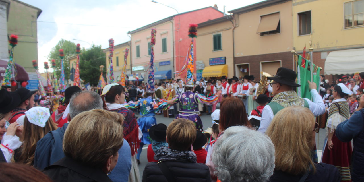 “IR BARROCCIO FIORITO”: GRANDE FESTA A VICARELLO PER IL VENTENNALE DEL GRUPPO FOLK