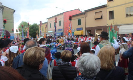 “IR BARROCCIO FIORITO”: GRANDE FESTA A VICARELLO PER IL VENTENNALE DEL GRUPPO FOLK