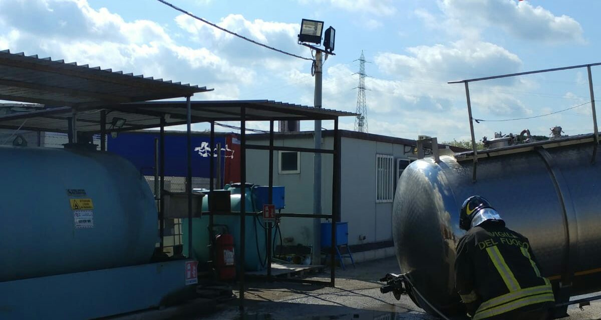 A STAGNO AD UN’AUTOCISTERNA CON 30 TONNELLATE DI METANOLO SI ROMPONO I SOSTEGNI E CEDE INCLINANDOSI