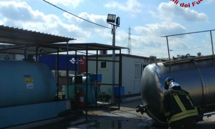 A STAGNO AD UN’AUTOCISTERNA CON 30 TONNELLATE DI METANOLO SI ROMPONO I SOSTEGNI E CEDE INCLINANDOSI