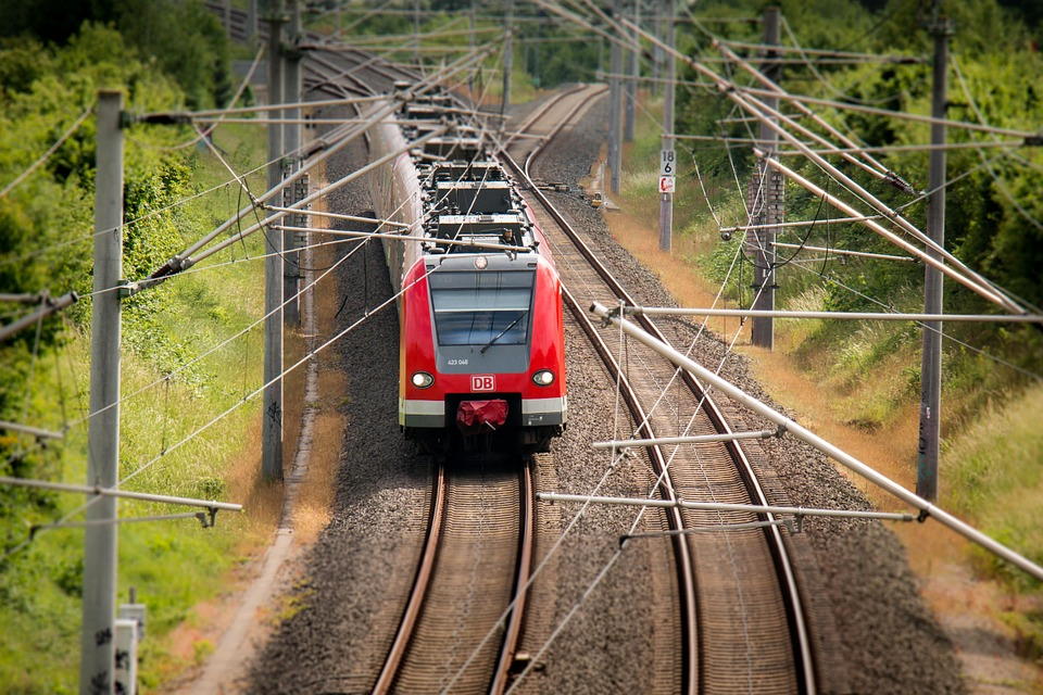 TRENI, DAL 9 GIUGNO IN VIGORE L’ORARIO ESTIVO: LE NOVITÀ PER PENDOLARI E TURISTI