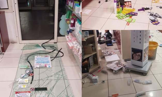 FURTO ALLA FARMACIA DI STAGNO. «ANCORA UNA VOLTA LA VETRATA È STATA SFONDATA CON UN TOMBINO»